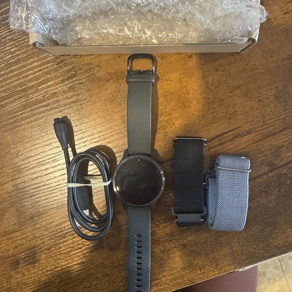 Garmin V2 black watch with 3 straps & charger - Picture 2 of 4